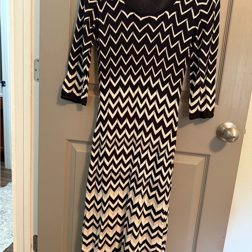 White House Black Market Zigzag Long Sleeve Dress